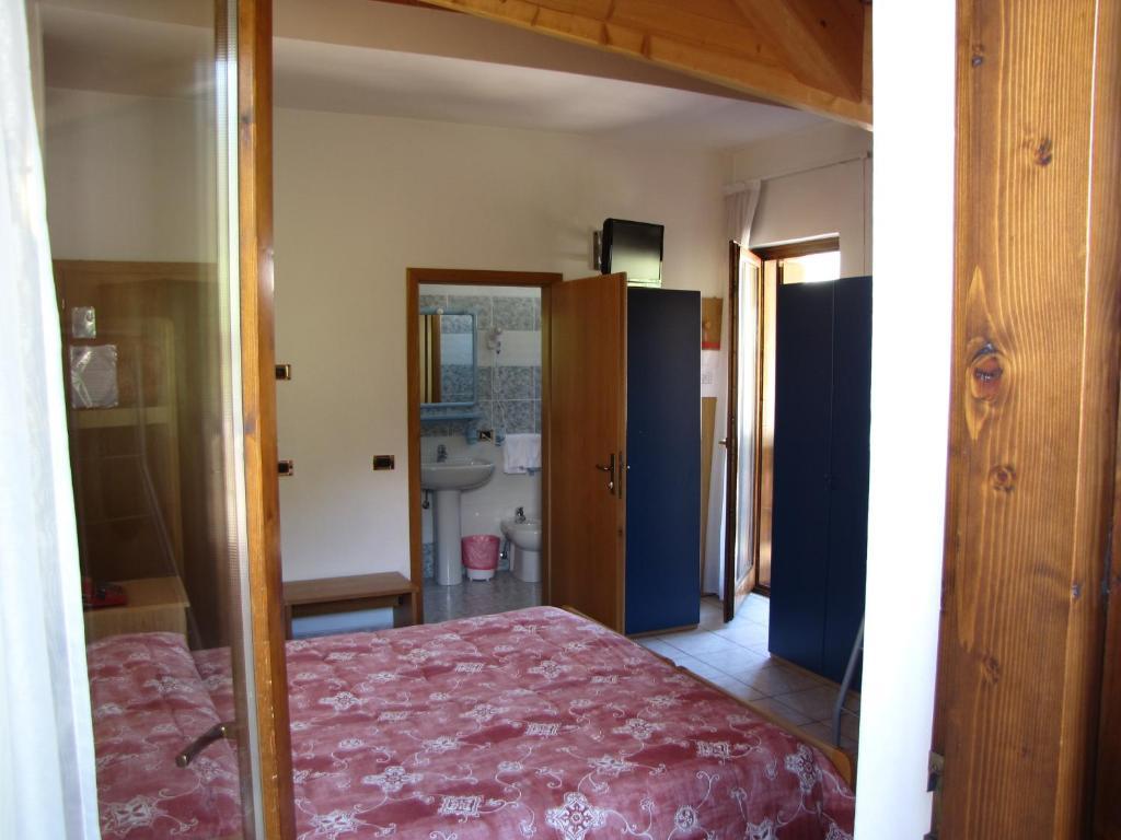 Hotel Serena Dimaro Szoba fotó
