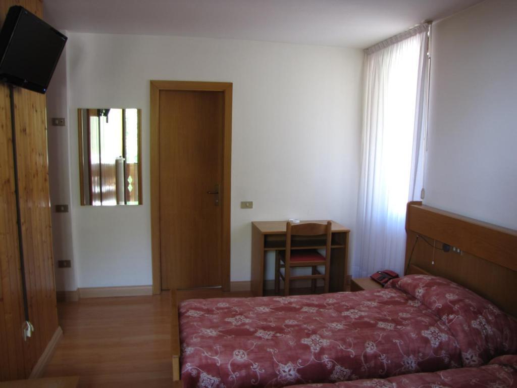 Hotel Serena Dimaro Szoba fotó